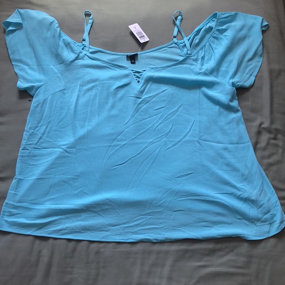 Gently worn - Washable Crinkle Gauze Cold Shoulder 🔝 by Torrid size 2 - Picture 8 of 15